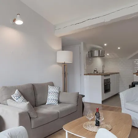 Apartment Grand Theatre Bright